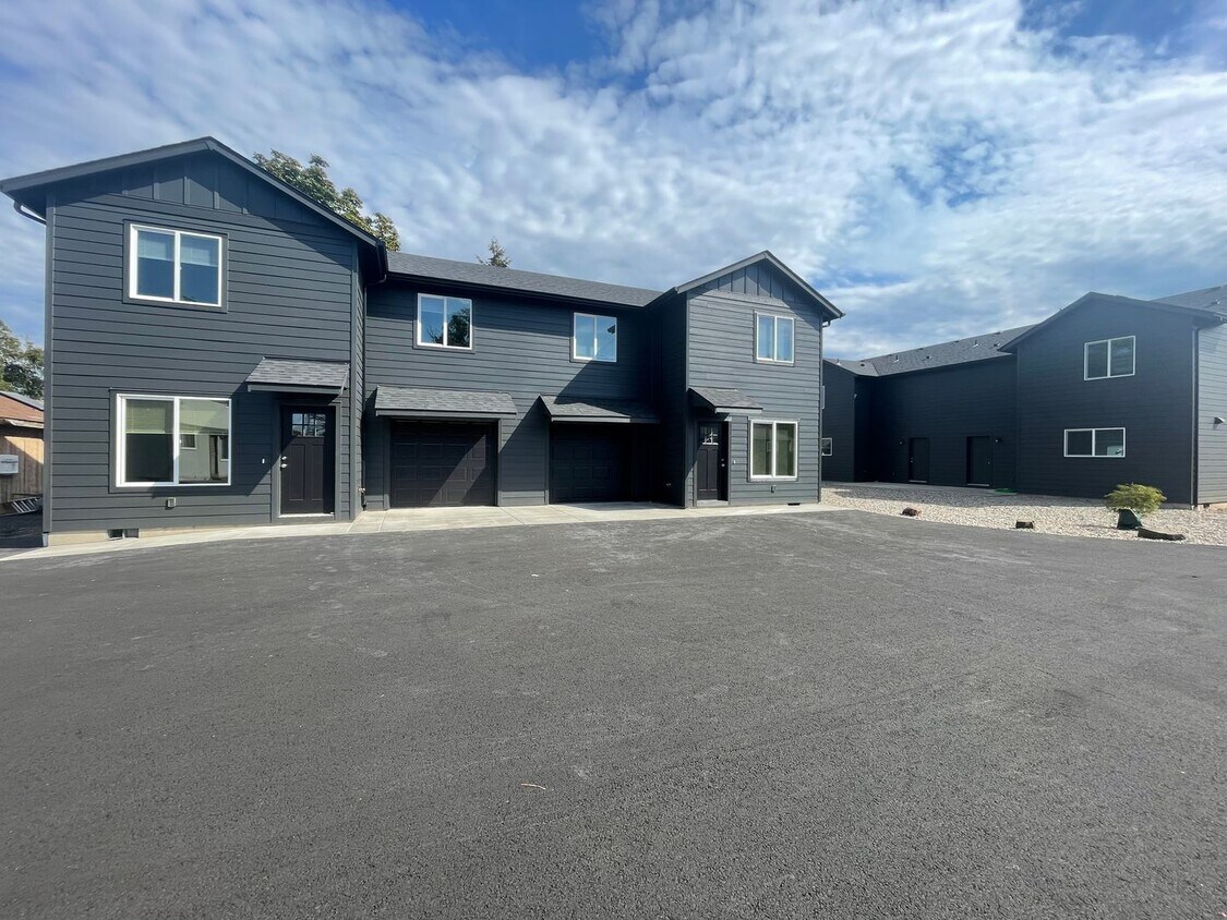 Primary Photo - Come check out this stunning duplex! **MOVE IN SPECIAL $600.00 OFF FIRST'S MONTH'S RENT!**