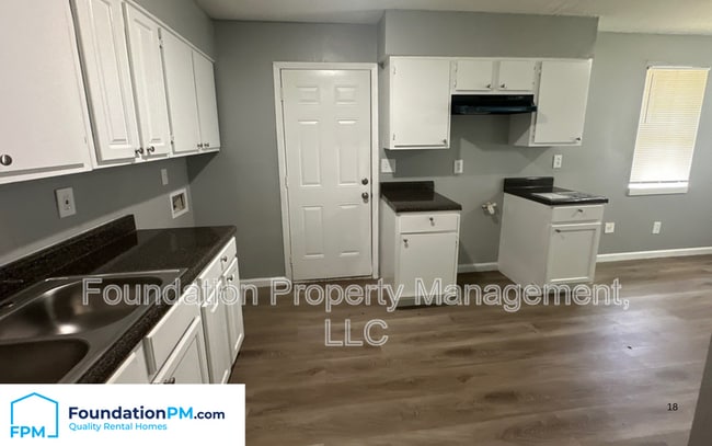 Building Photo - 996 N Claybrook St