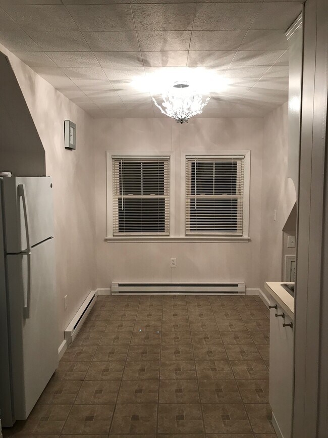Building Photo - 37 Whitford Ave