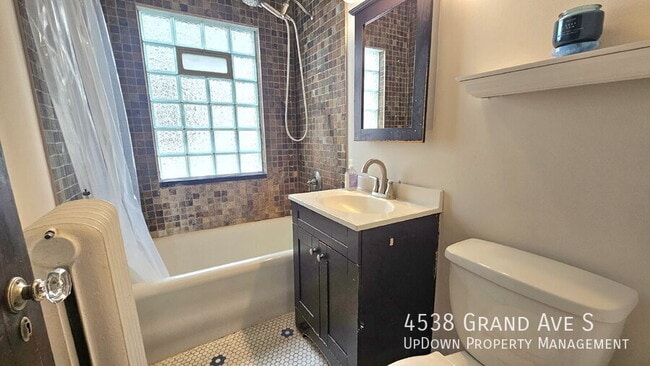 Foto del edificio - 4538 Grand Ave S