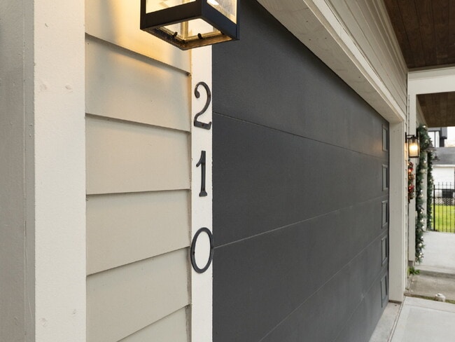 Building Photo - "Charming 4-Bed Houston Haven with Elegance on East 32nd Street!"