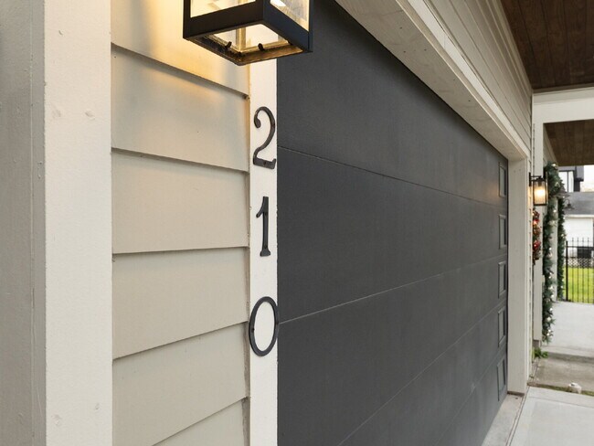 Foto del edificio - "Charming 4-Bed Houston Haven with Elegance on East 32nd Street!"