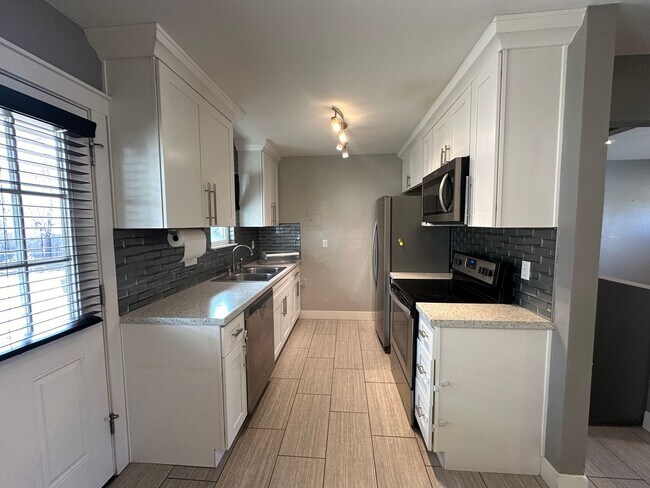 Foto del edificio - ADORABLE 4 BED, 2 BATH HOME CLOSE TO FORT ...