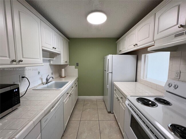Foto del edificio - 14415 N Kendall Dr