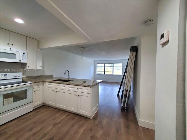 Foto del edificio - 300 NE 125th St