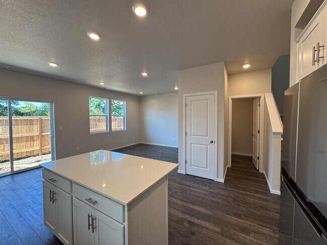 Foto del edificio - 4 Bedroom, 2 1/2 Bath Home in Marcola Meadows