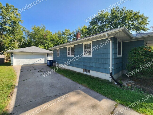Building Photo - Beautiful 3 bedroom house