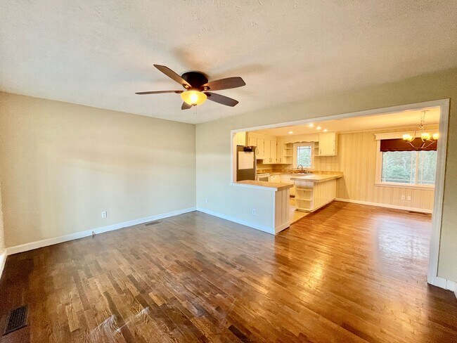 Building Photo - 3 Bed, 1 Bath Nest in Fayetteville