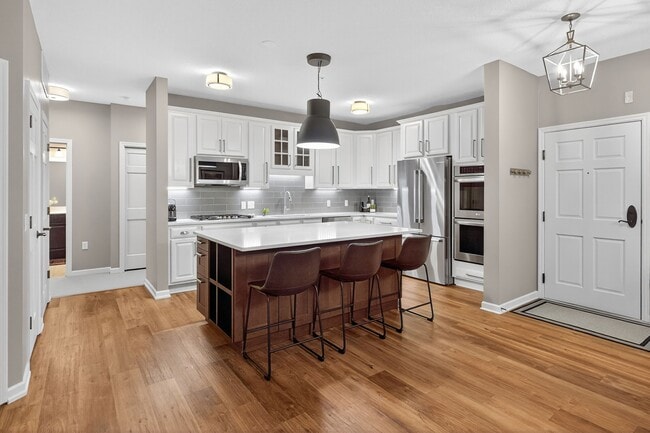 Building Photo - 5250 Grandview Square