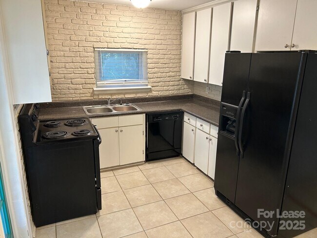 Foto del edificio - 724 Vanderbrook Rd