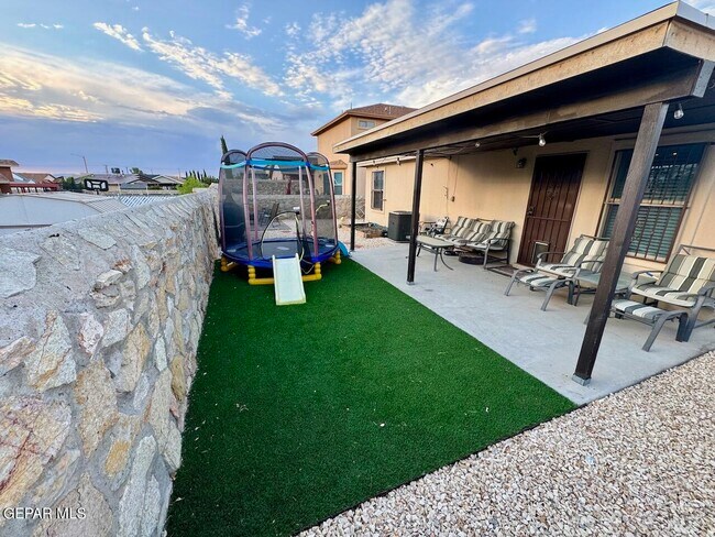 Building Photo - 10041 Paloma Dr