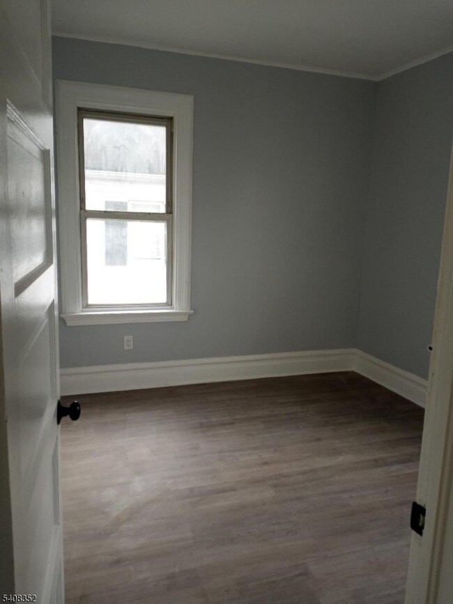 Building Photo - 32 Vreeland Ave