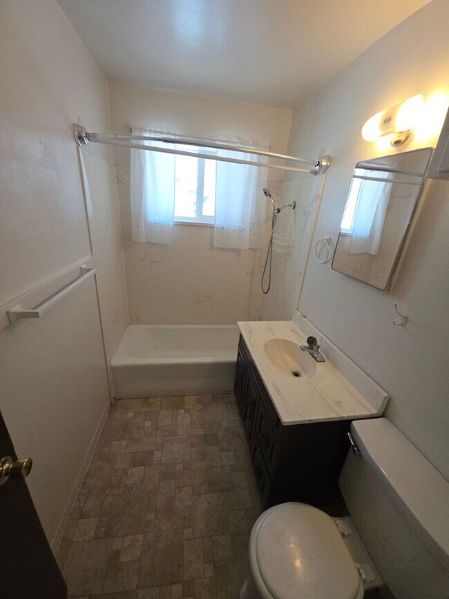 Foto del edificio - Charming 2 Bed, 1 Bath Apartment - Prime L...