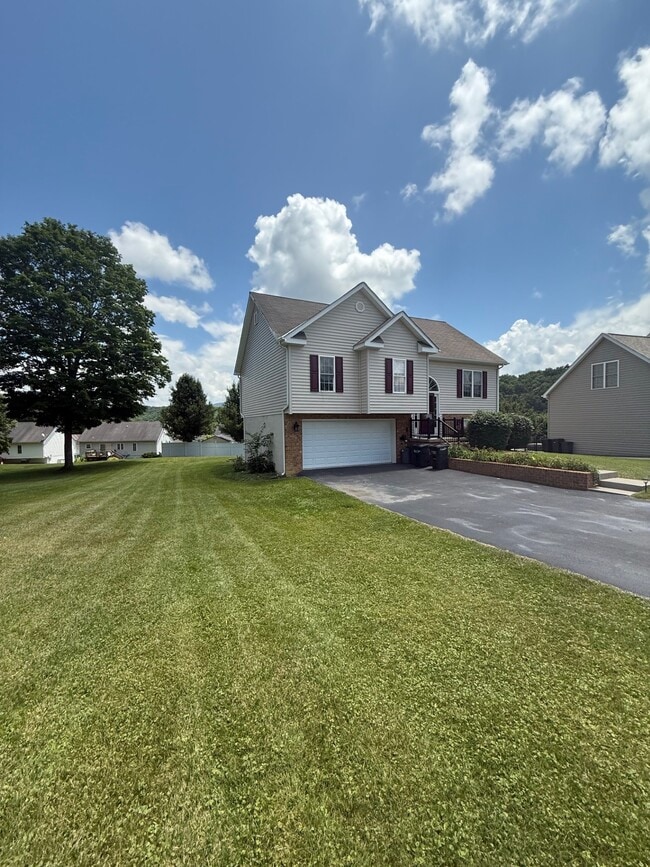 Building Photo - 476 Brandon Dr