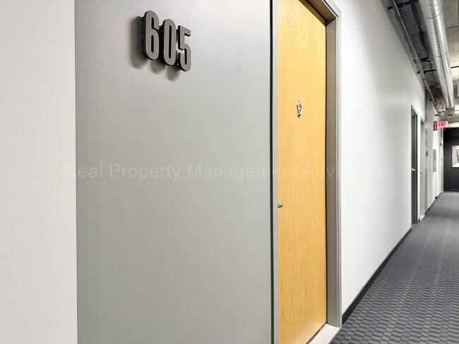 Foto del edificio - 2BR/2BA Skylofts Condo with Balcony & Garage Parking