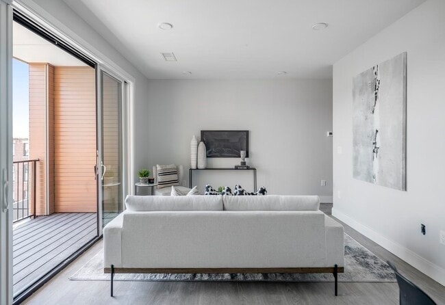 Building Photo - 275 Border St