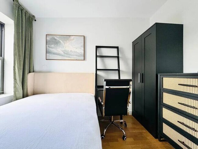 Foto del edificio - Furnished room/NOT APARTMENT