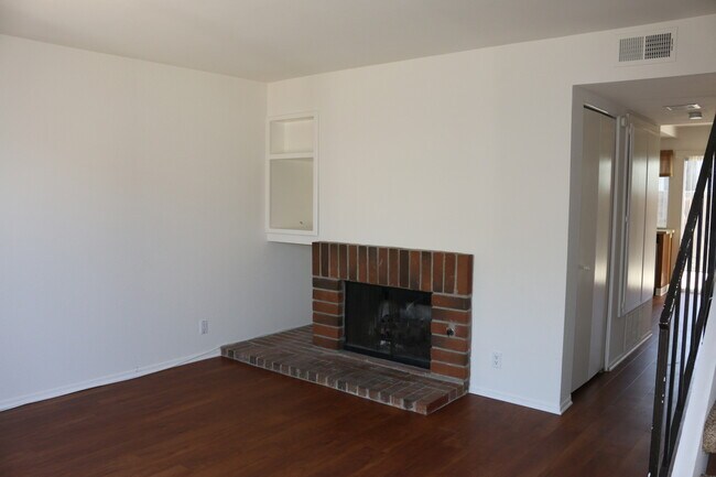 Foto del edificio - Cannon Green Townhouse with One Car Garage!