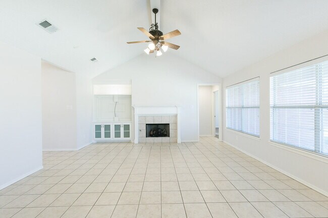 Foto del edificio - Beautiful & Bright 3-bed, 2-bath!