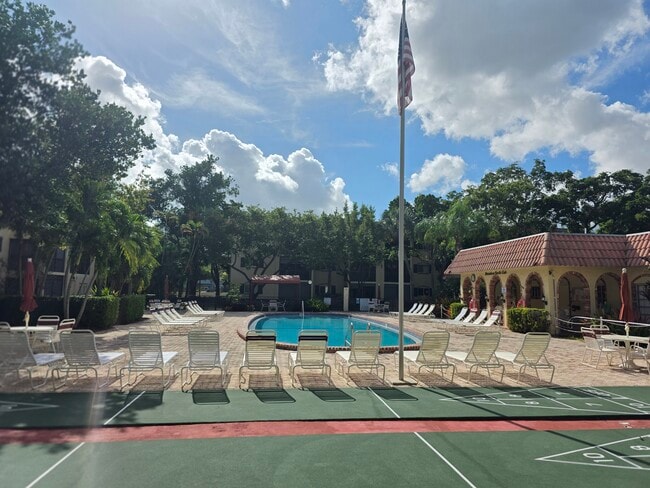 Foto del edificio - 257 S Cypress Rd