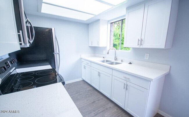 Building Photo - 3131 W Cochise Dr