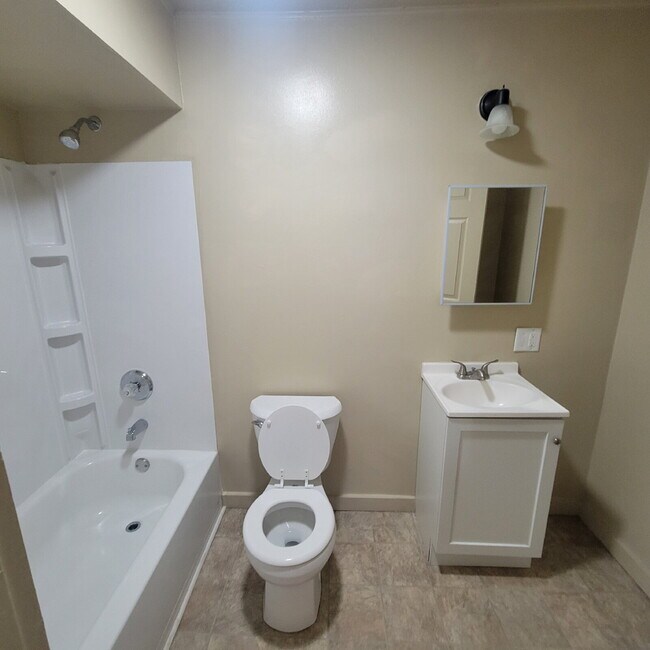 Building Photo - Westside 4 bedroom