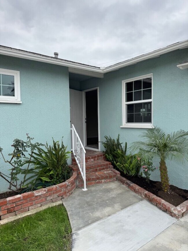 Foto del edificio - Beautiful 3 bedroom 2 bath HOME . . .  Clo...