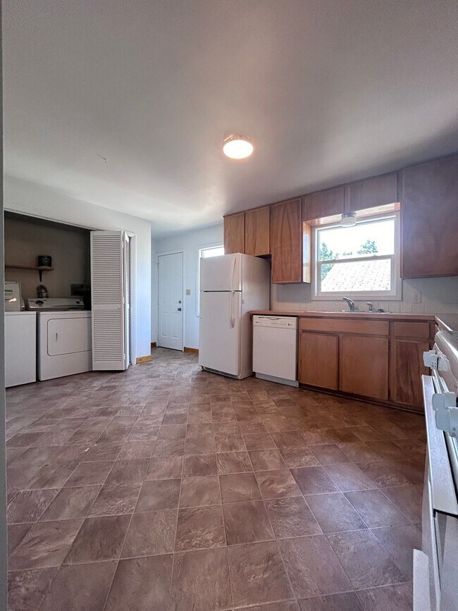 Building Photo - 3-Bedroom Apartment in Cheney
