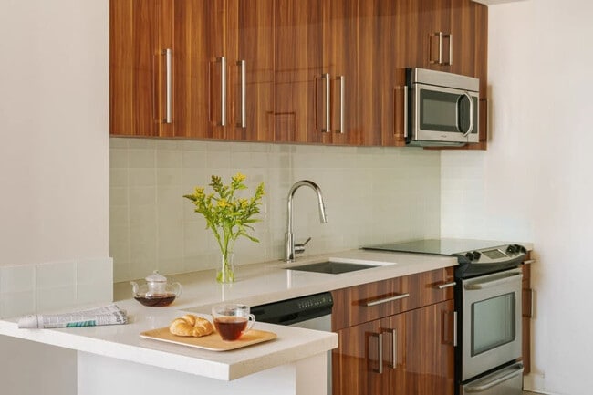 Building Photo - 925 Common St