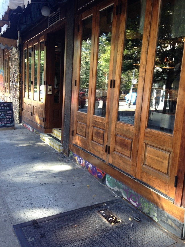 Foto del edificio - 328 E 6th St