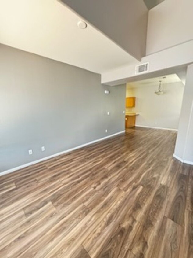 Foto principal - 2 Bedroom townhome with attached 2 car garage