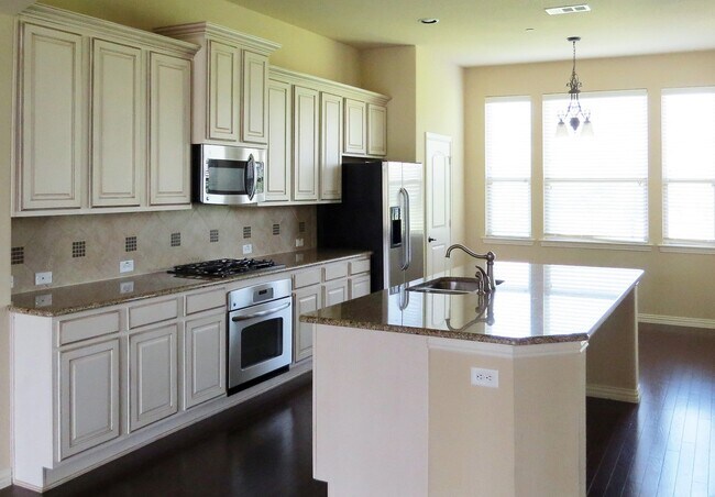 Building Photo - Luxury Town Home