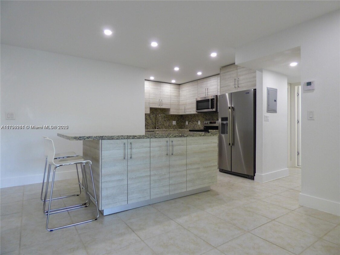 Primary Photo - 10355 N Kendall Dr