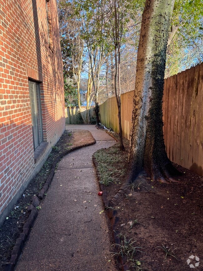 Lenox Apartments for Rent with Hardwood Floors Memphis, TN 2 Rentals