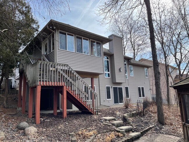 Building Photo - 910 Forest Edge Dr