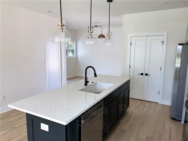 Building Photo - 610 N 6th St