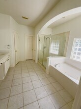 Building Photo - 1648 Lakeside Enclave Dr