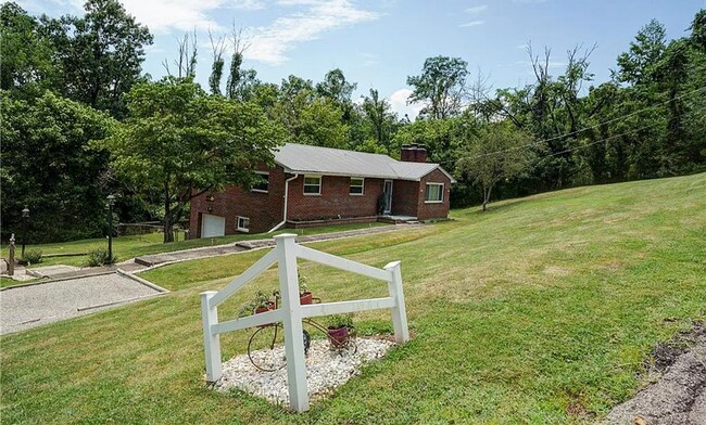 Foto del edificio - Three Bedroom Two and Half Ranch Style hom...