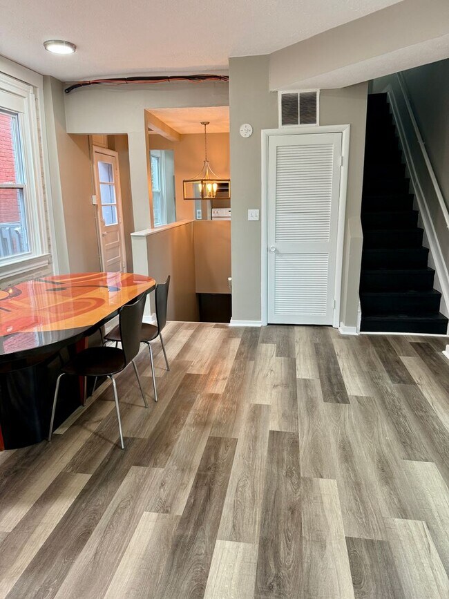 Building Photo - 3 bedroom apartment by UC campus!