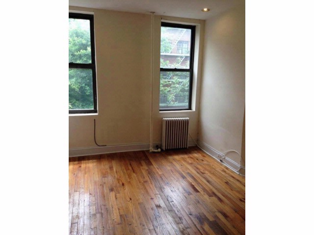 Building Photo - 15 E 7th St