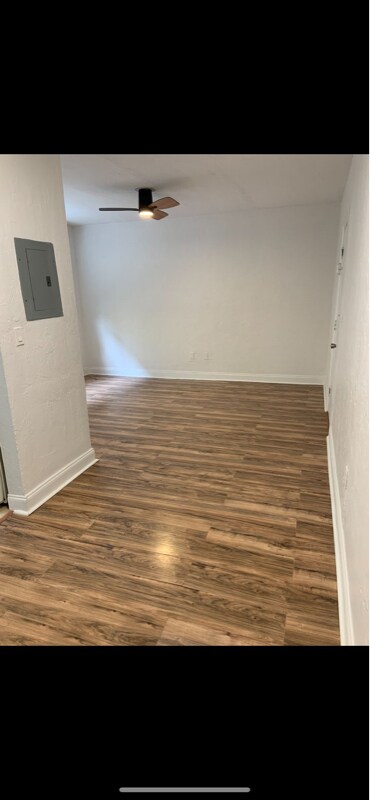 Foto del edificio - 7510 Byron Ave