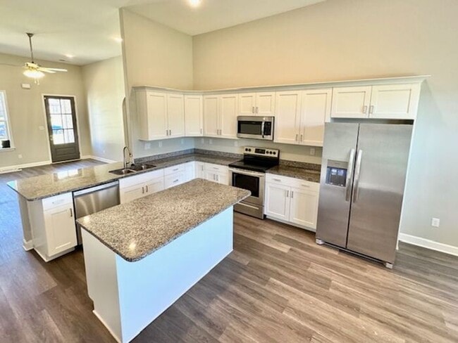 Building Photo - Now Leasing a 5-Bedroom 3 Bath Home in Hor...