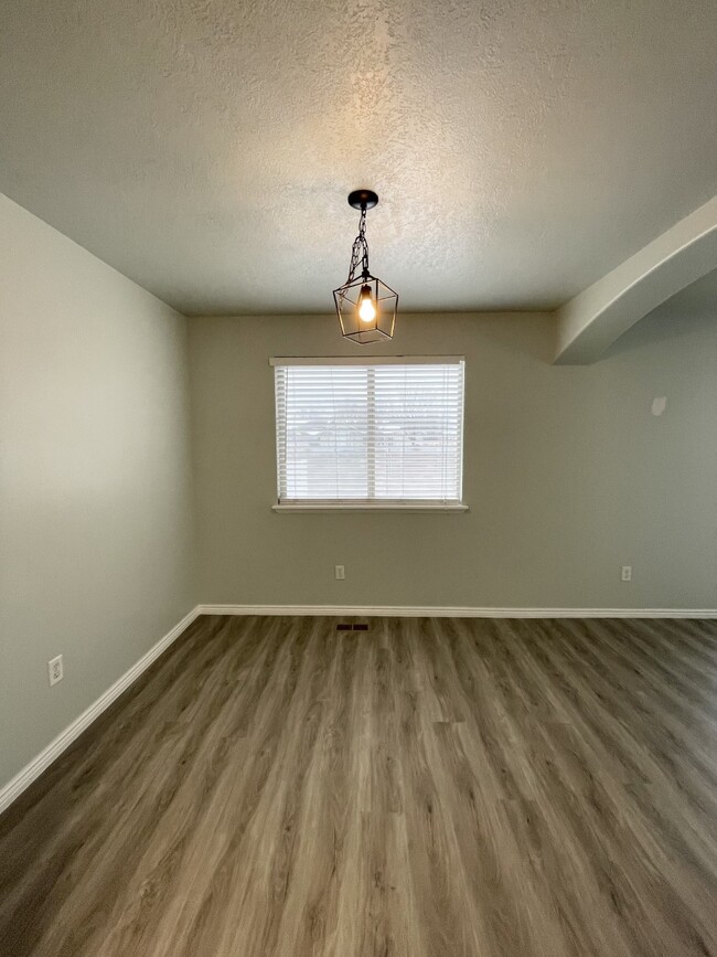Building Photo - 12218 S Madison View Dr
