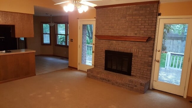 Building Photo - 330 Plaza Dr