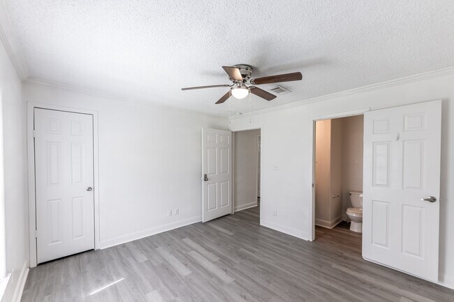 Building Photo - 114 Varsity Dr