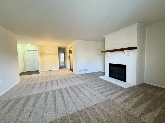 Building Photo - 700 Farmington Ave