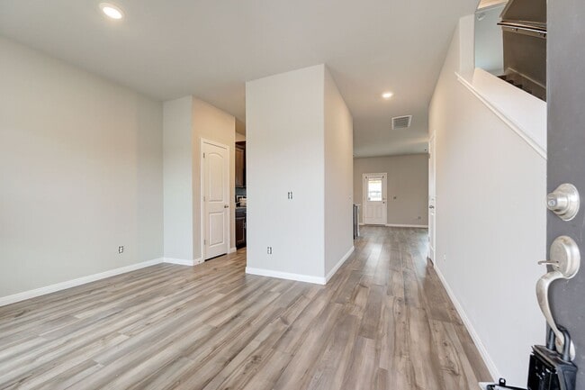 Building Photo - 1609 Maroon Dr