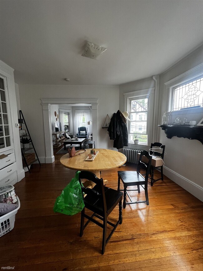 Foto del edificio - 2 br, 1 bath House - 32 Justin Rd Apt 2