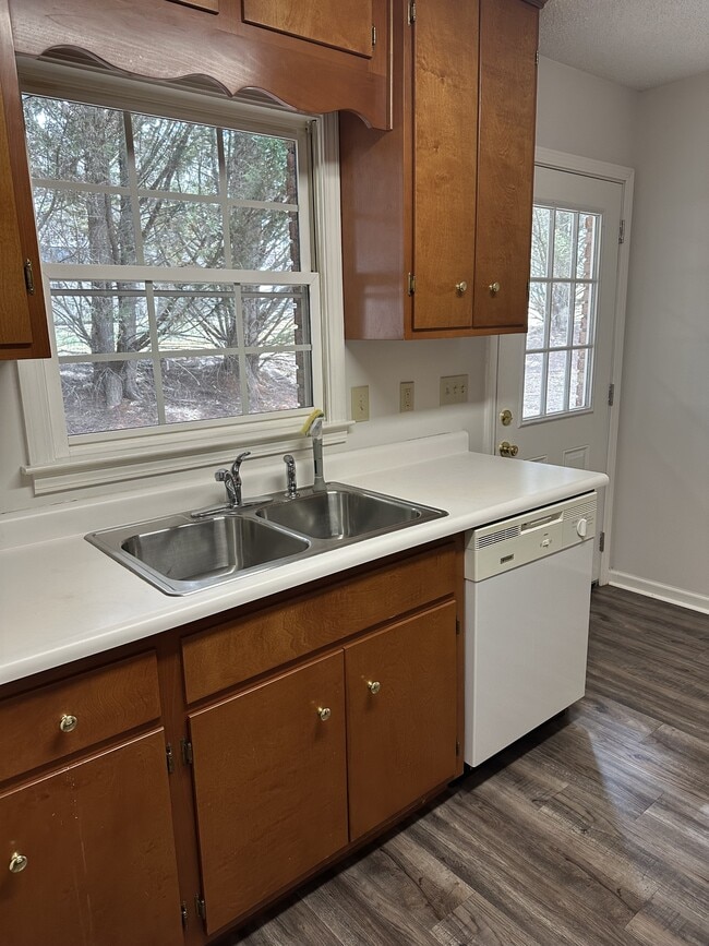 Building Photo - 94 Valley Dr