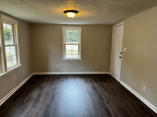 Building Photo - 2 Bedroom 1 Bath Home